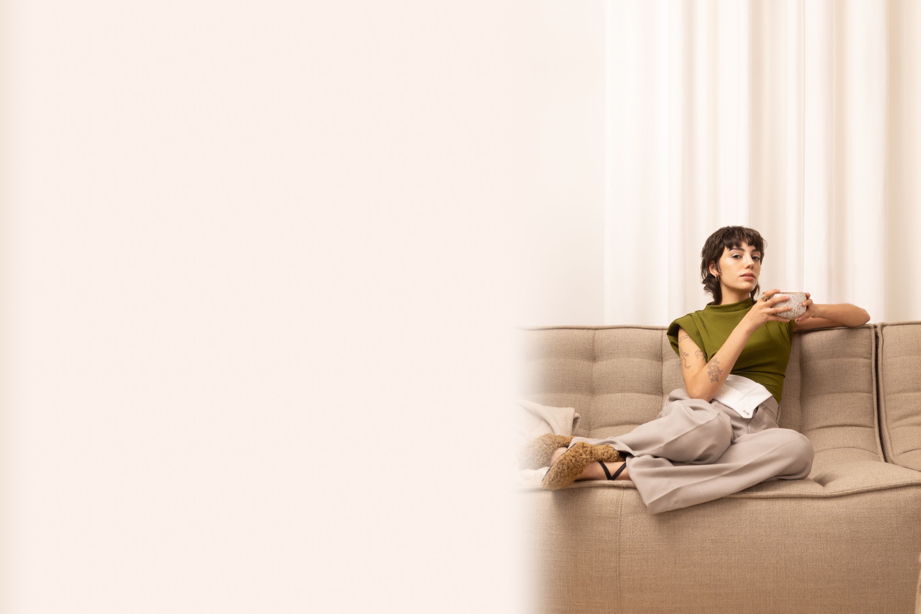 Grüner Hintergrund mit dunkelgrünen Blattformen an den Seiten und kleinem Kreisbild rechts, das eine Person mit grünem Becher und Matcha-Getränk zeigt