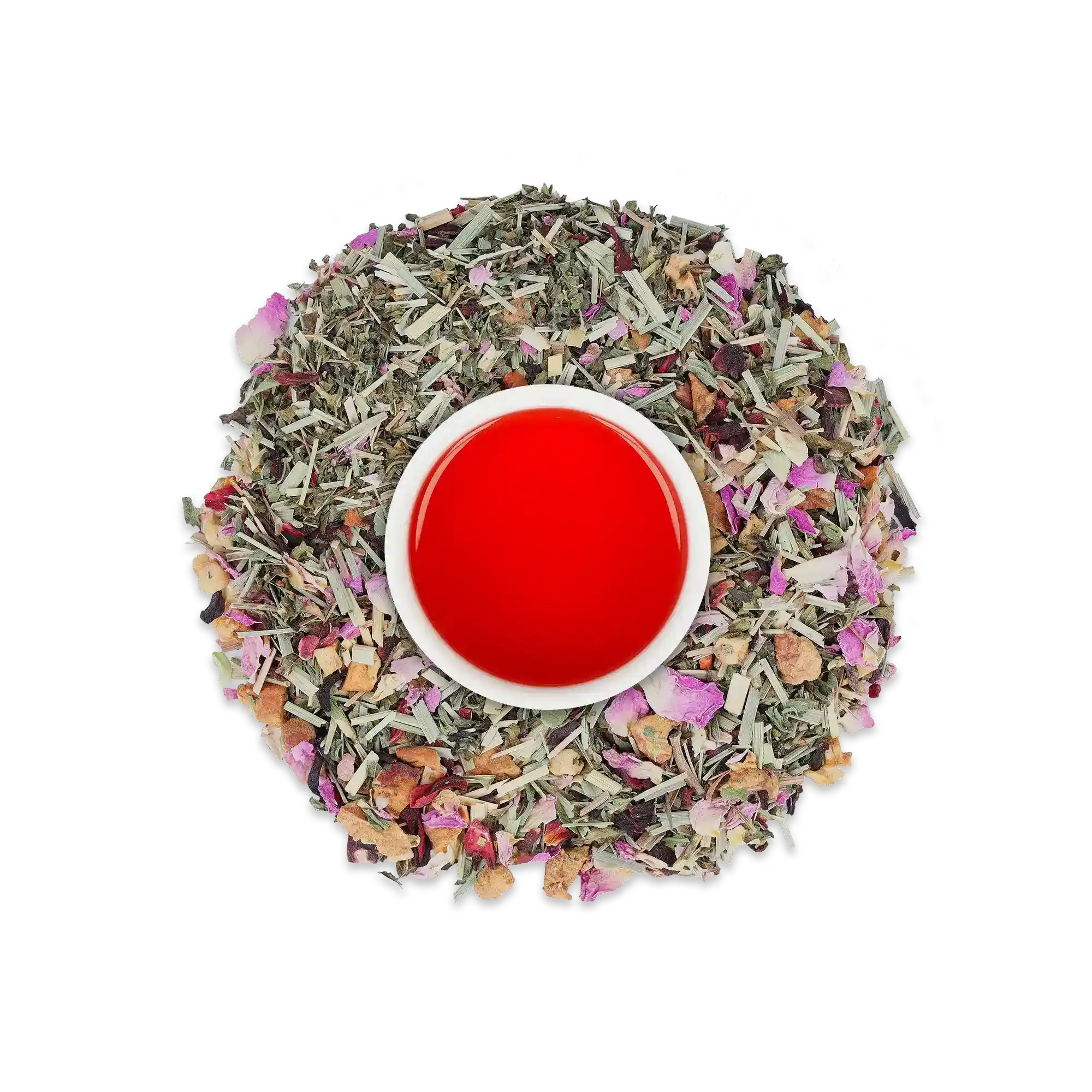 Weiße Tasse mit rotem Tee, umgeben von getrockneten Teeblättern, Blüten und Kräutern auf weißem Hintergrund.