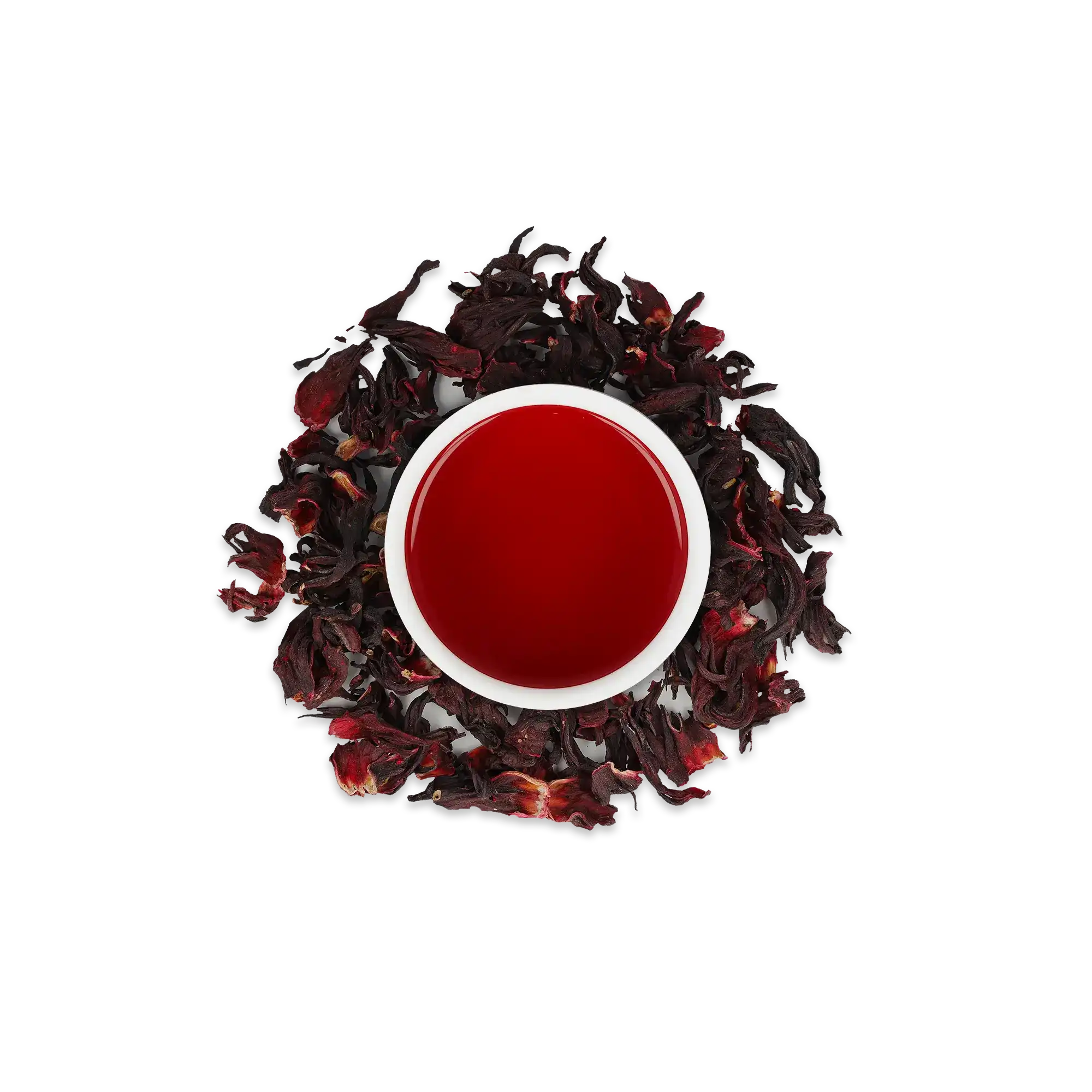 Weiße Tasse mit rotem Hibiskus-Tee umgeben von getrockneten Hibiskusblütenblättern in Rot- und Lilatönen