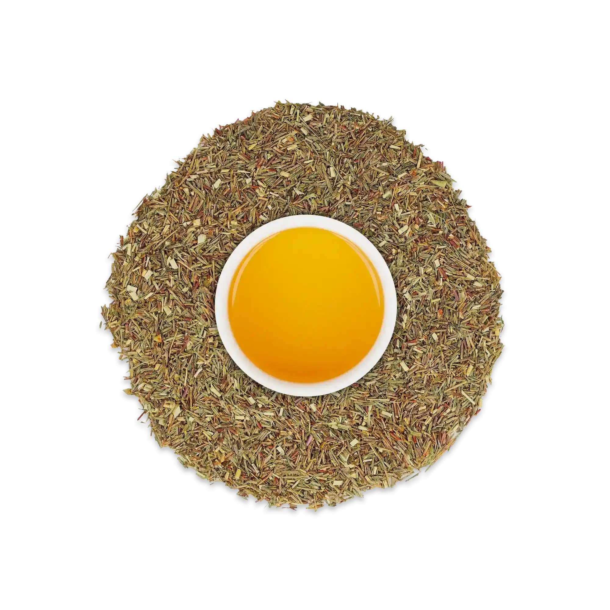 Weiße Keramiktasse mit gelb-orangefarbenem Tee, umgeben von grünen Teeblättern auf weißem Hintergrund.