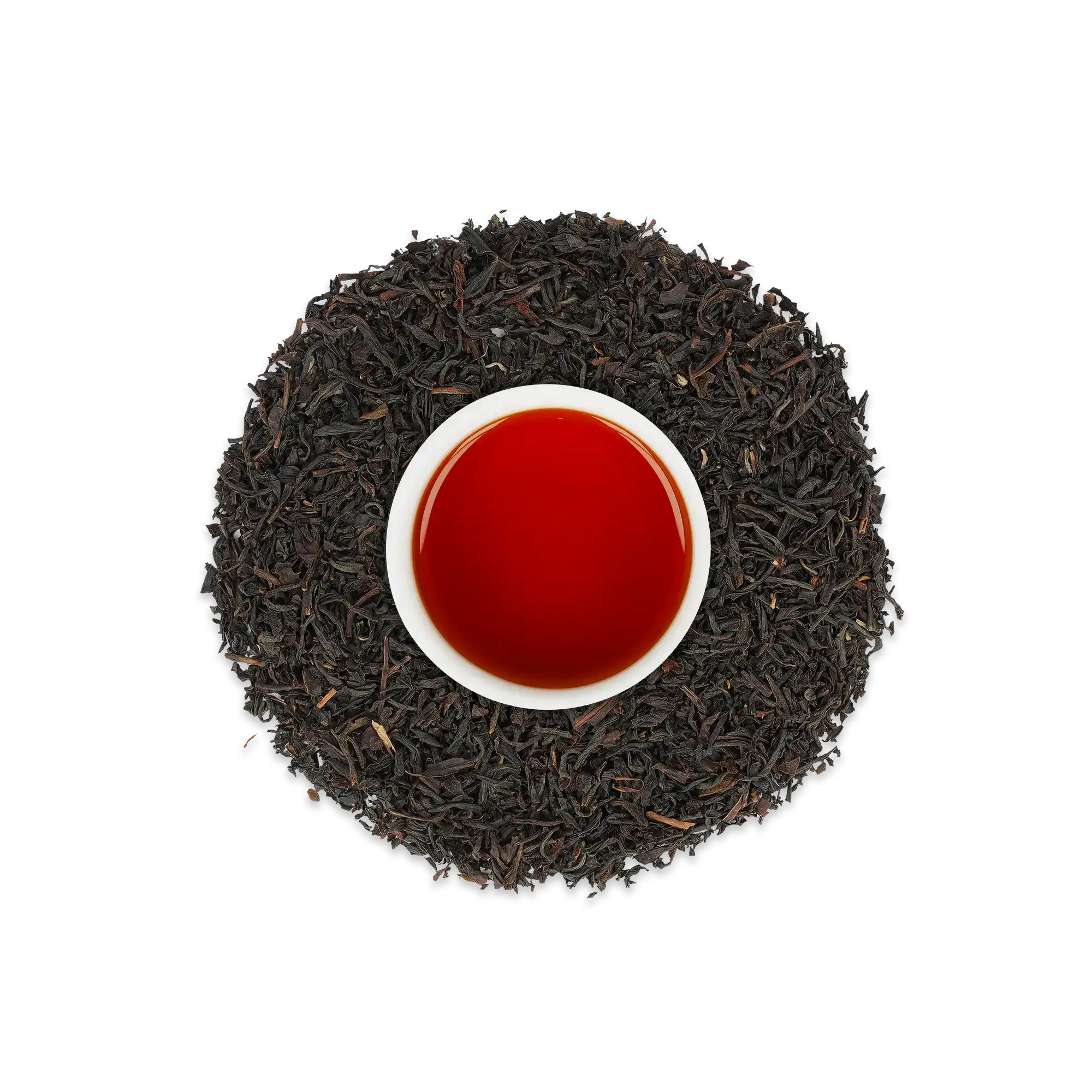 Weiße Keramiktasse mit rötlich-braunem Tee, umgeben von losem schwarzem Tee auf weißem Hintergrund.