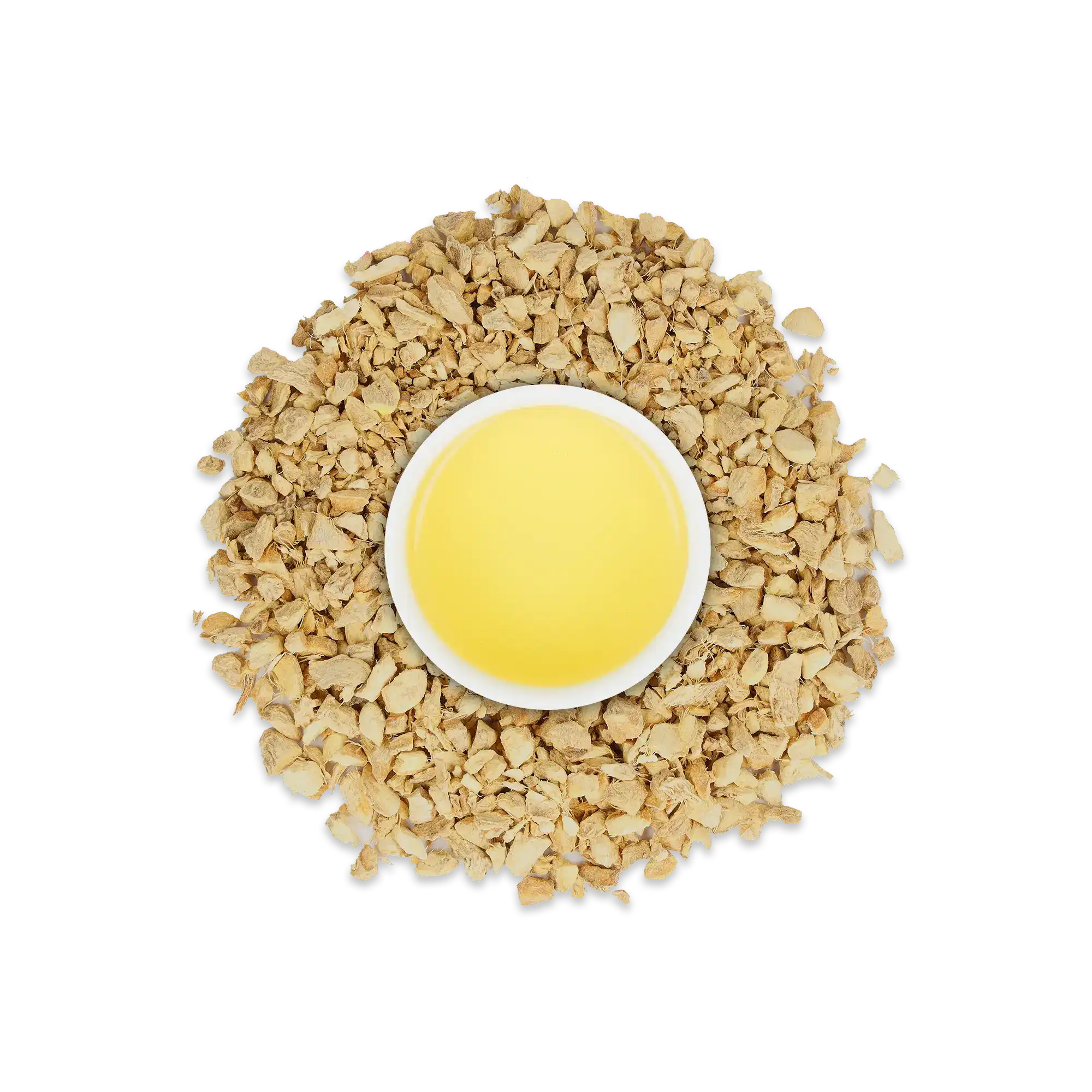 Weiße Schale mit hellgelber Flüssigkeit, umgeben von zerstoßenen Wurzelstücken auf weißem Hintergrund.