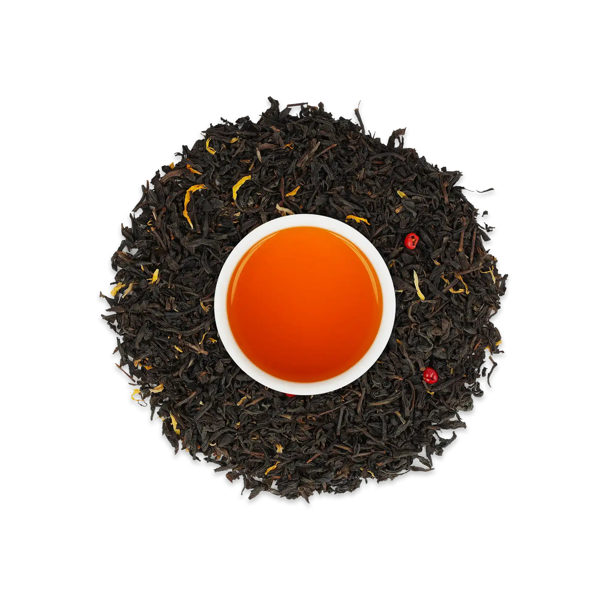 Weiße Tasse mit orangebraunem Tee, umgeben von losem schwarzen Tee mit gelben und roten Blättern.