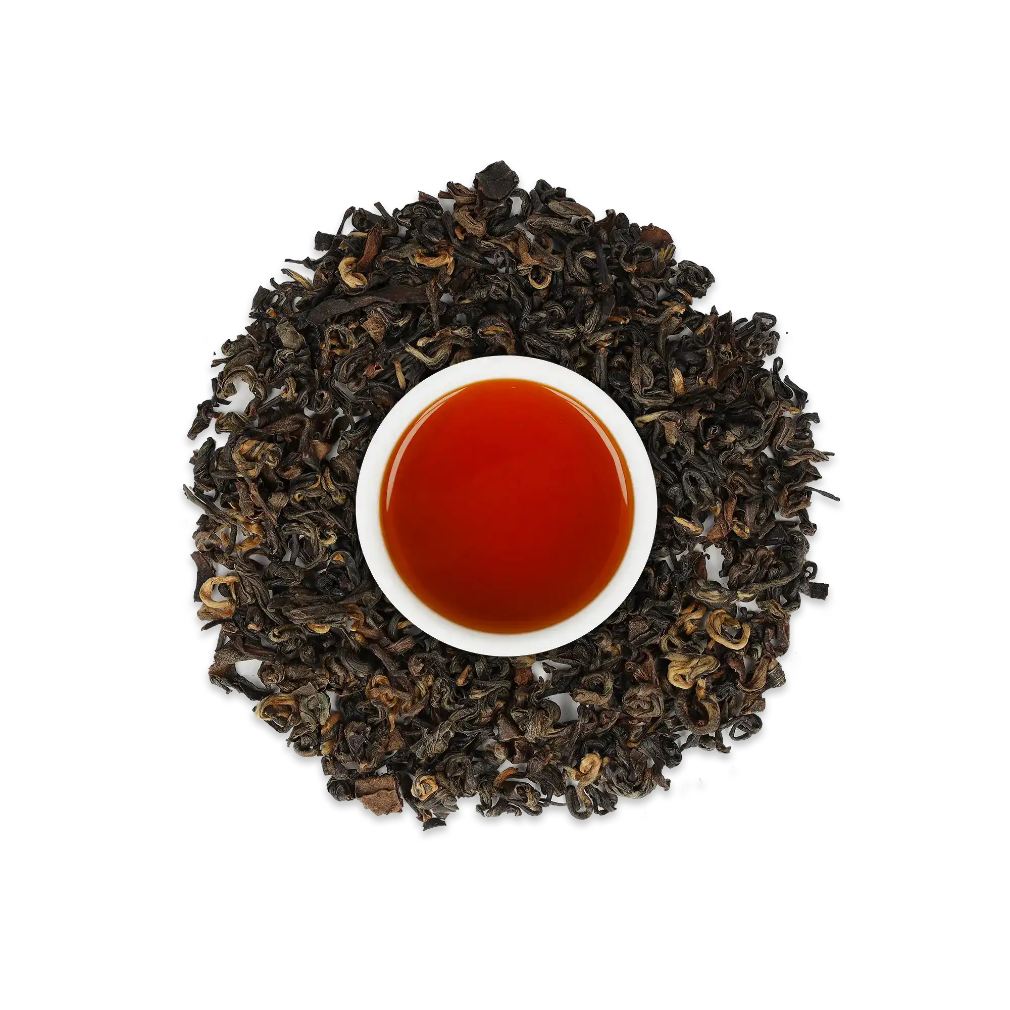 Weiße Tasse mit dunkelbernsteinfarbenem Tee, umgeben von getrockneten Teeblättern auf weißem Hintergrund