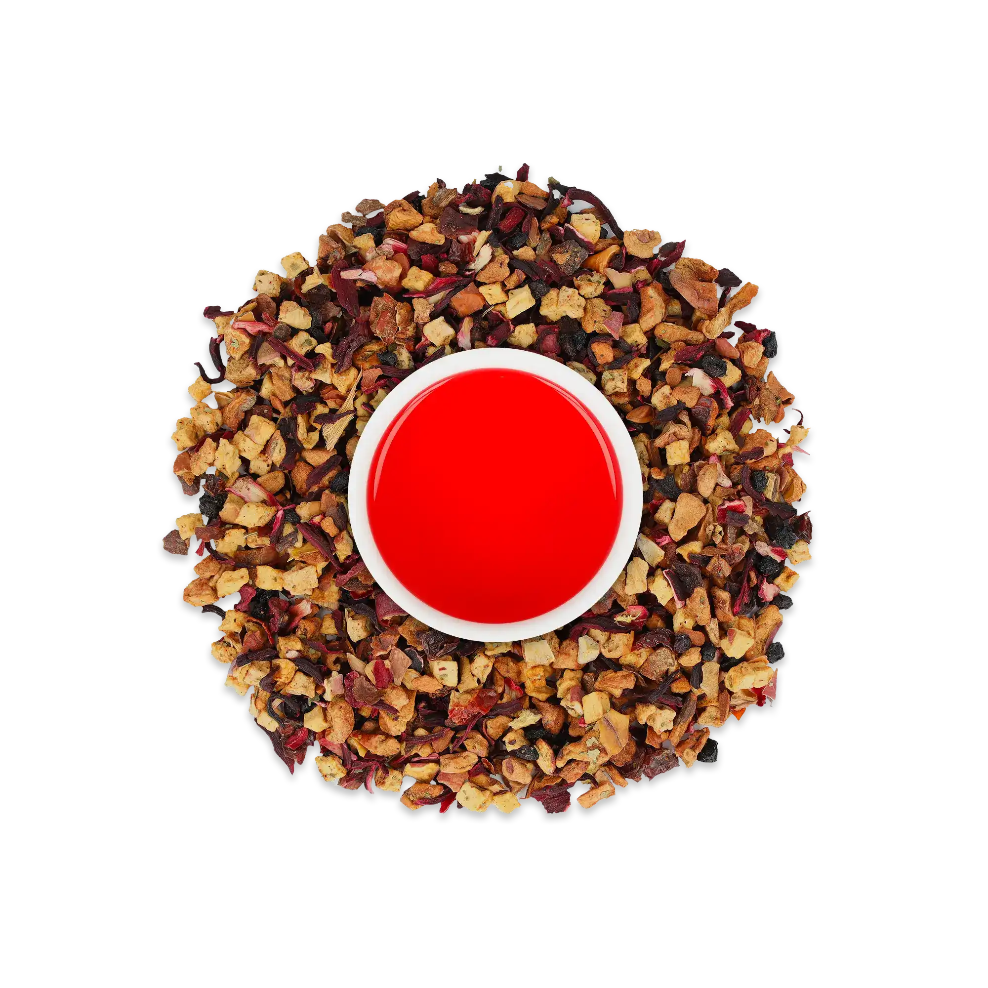 Weiße Keramiktasse mit leuchtend rotem Früchtetee, umgeben von getrockneten Früchten im Kreis angeordnet.