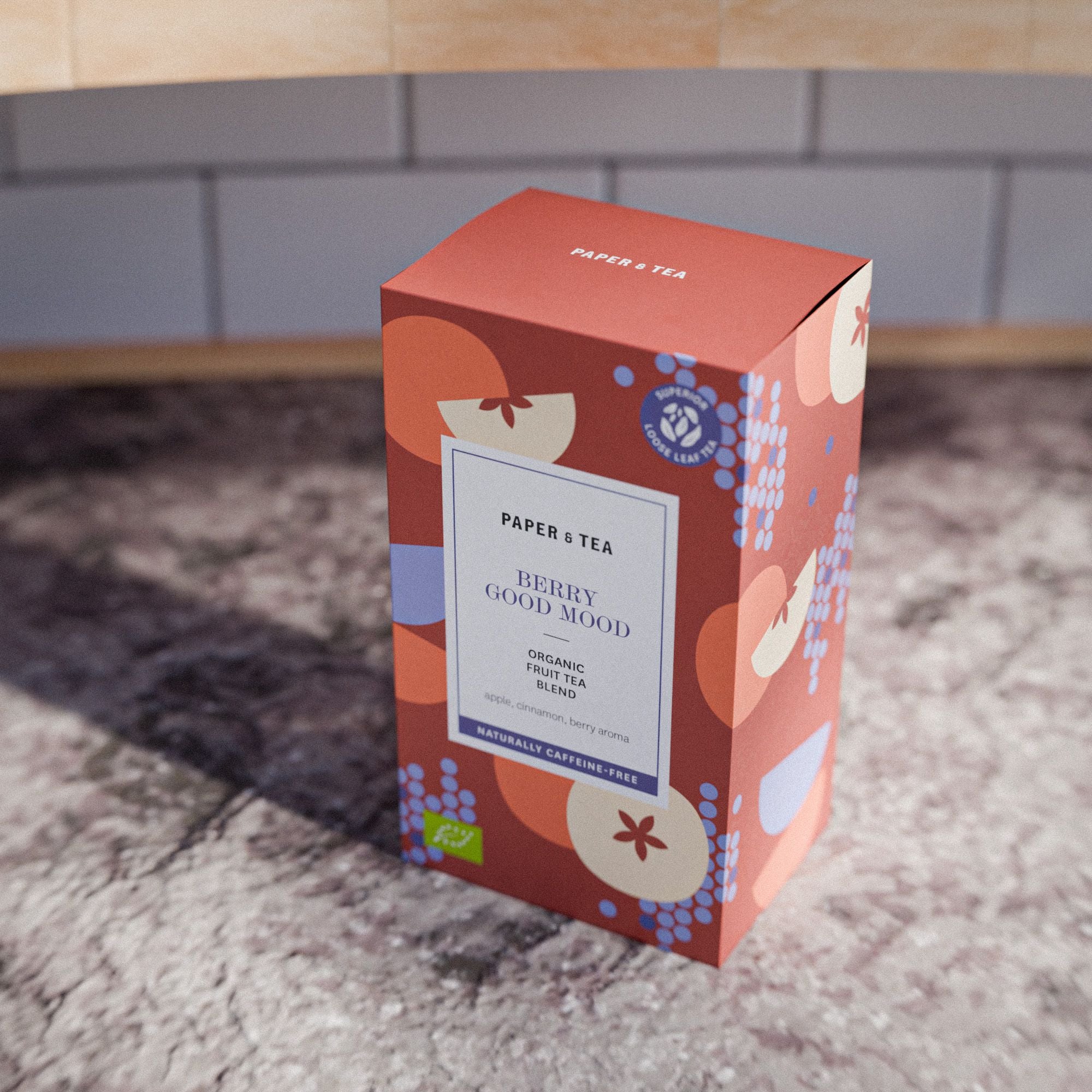 Rechteckige Packung BIO-Früchtetee von PAPER & TEA BERRY GOOD MOOD, koffeinfrei mit Apfel-, Zimt- und Beerengeschmack.