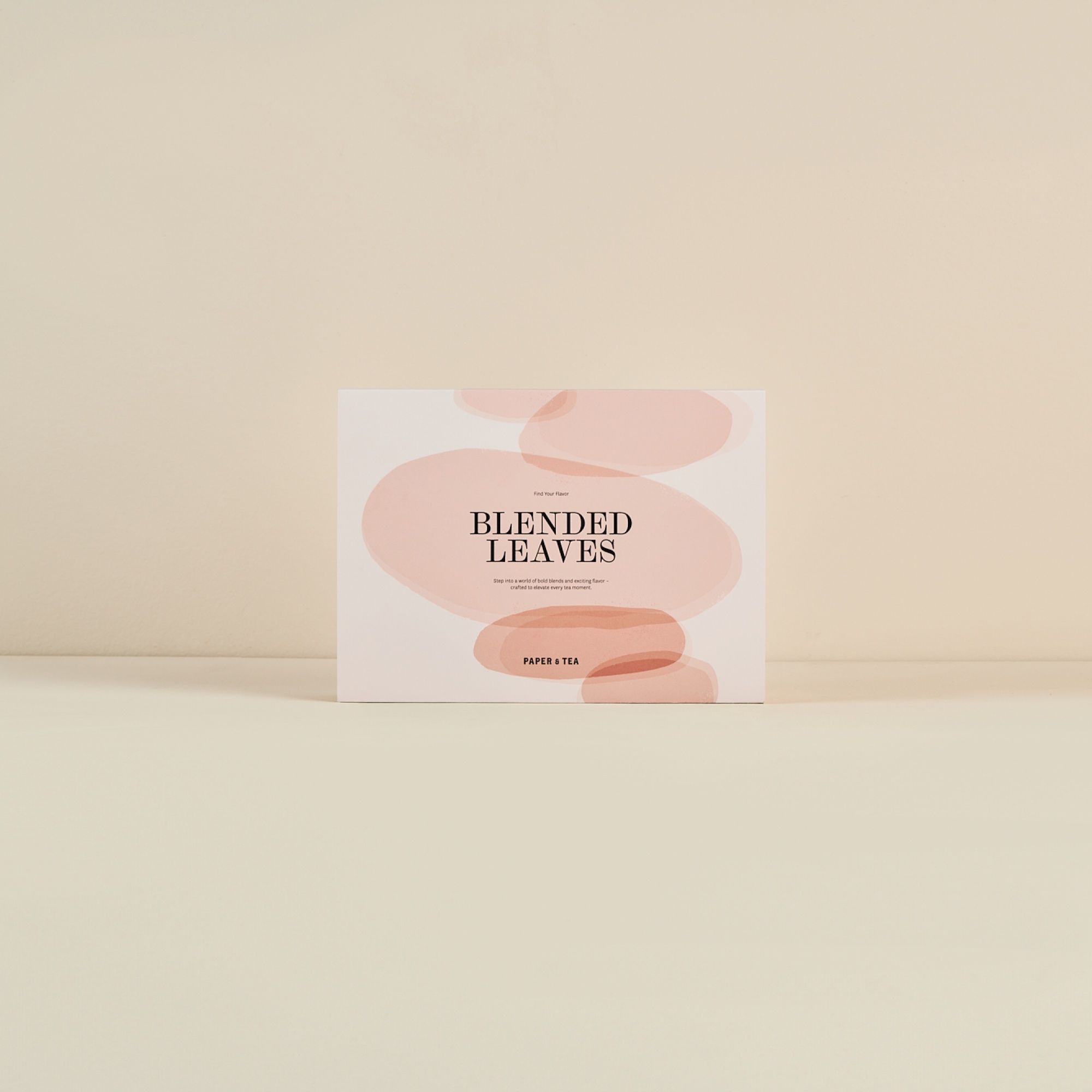 Minimalistische Karte mit 'Find Your Flavor', 'BLENDED LEAVES' und 'Paper & Tea' auf beigem Hintergrund