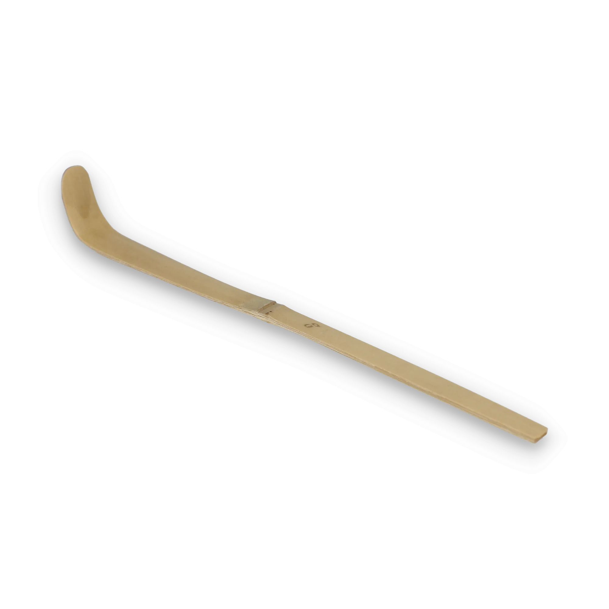 Holz-Hockeyschläger mit heller Maserung und gebogener Kelle vor schwarzem Hintergrund.