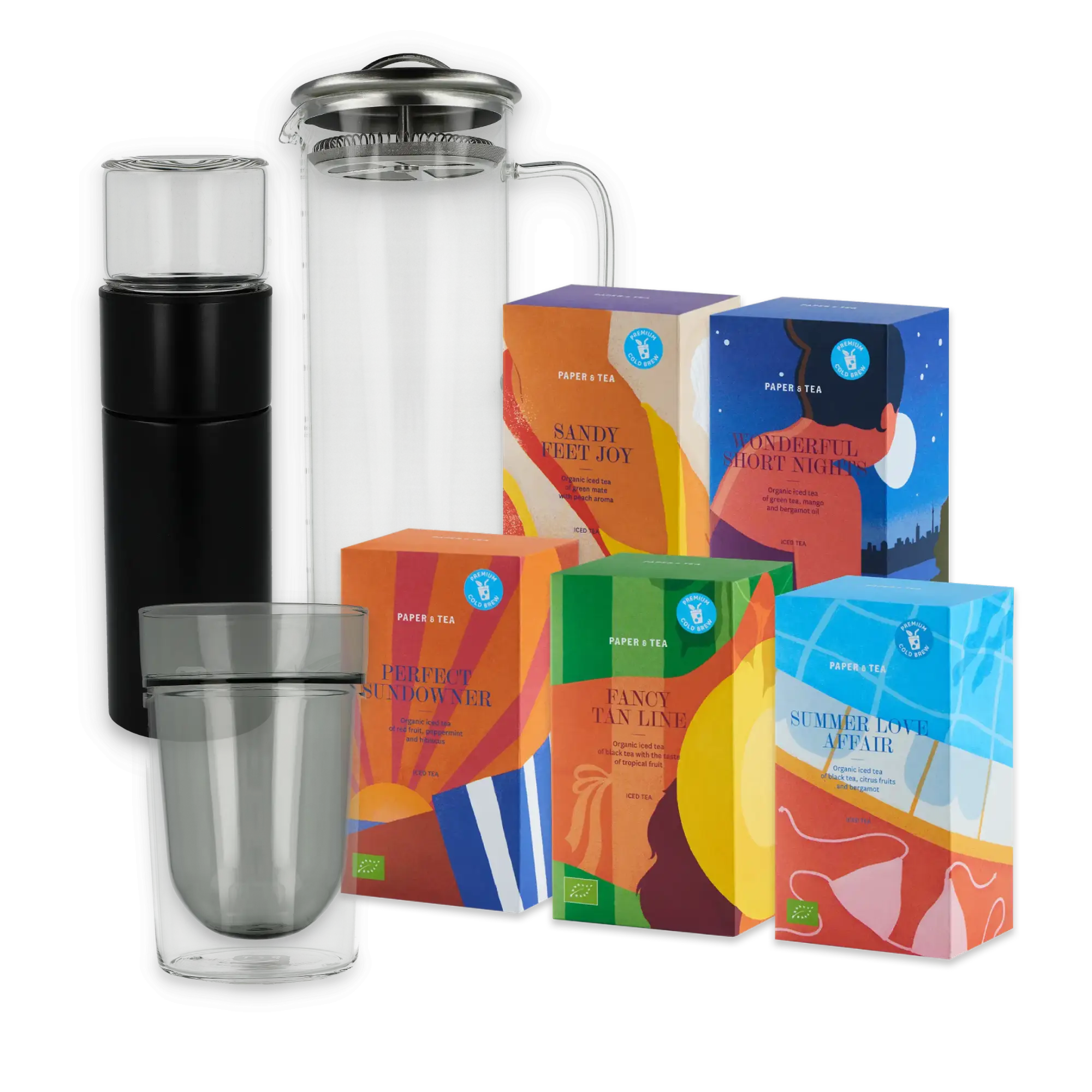 Fünf farbenfrohe P&T Bio-Eistee-Boxen, Glasbecher, Teekanne und schwarzer Tee-Infuser.