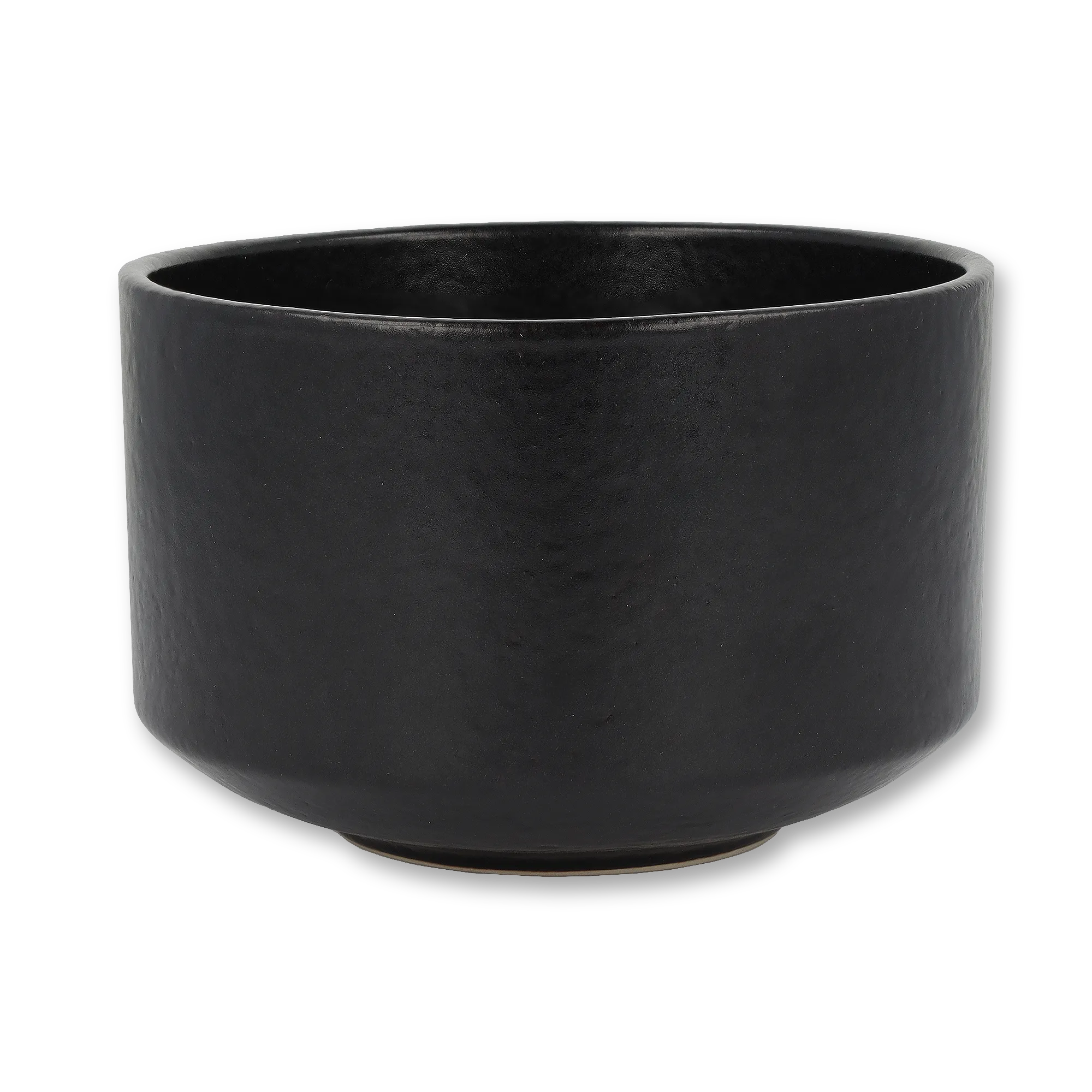 Matte, schwarze Teeschale mit Struktur vor schwarzem Hintergrund.