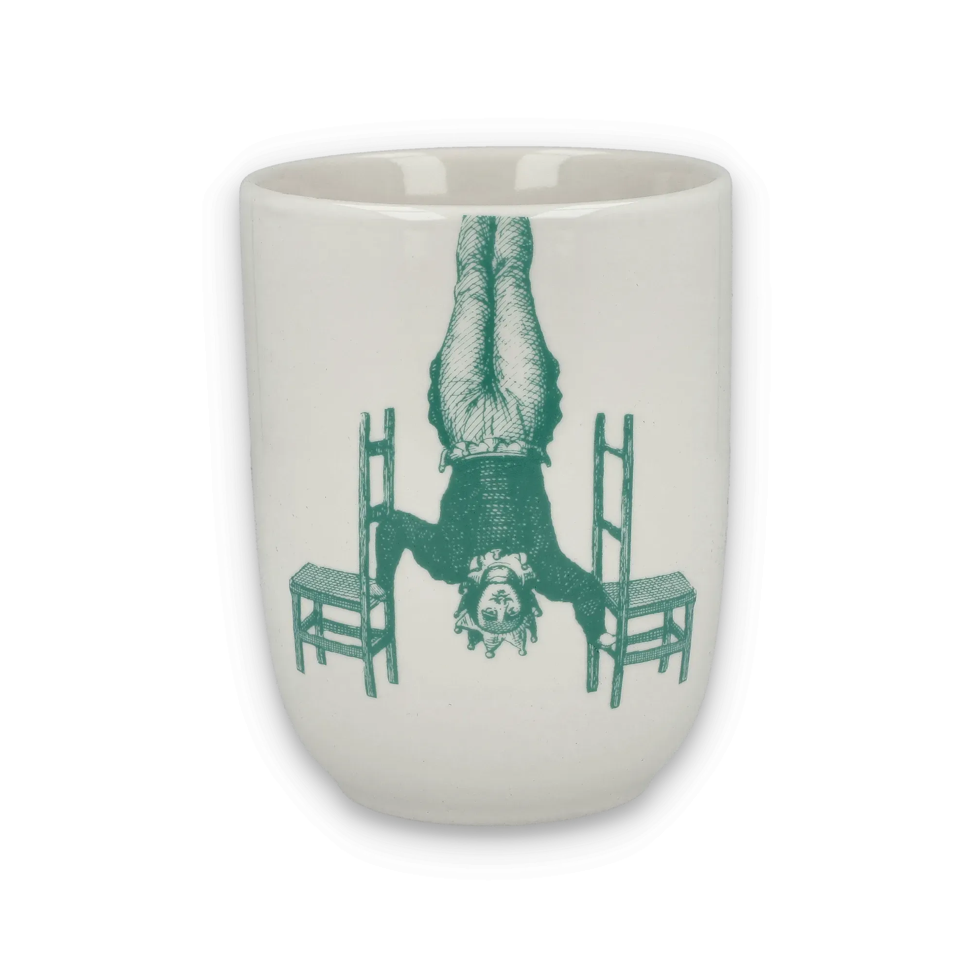 Weiße Keramiktasse mit grüner Illustration einer kopfüber balancierenden Person auf zwei Stühlen.