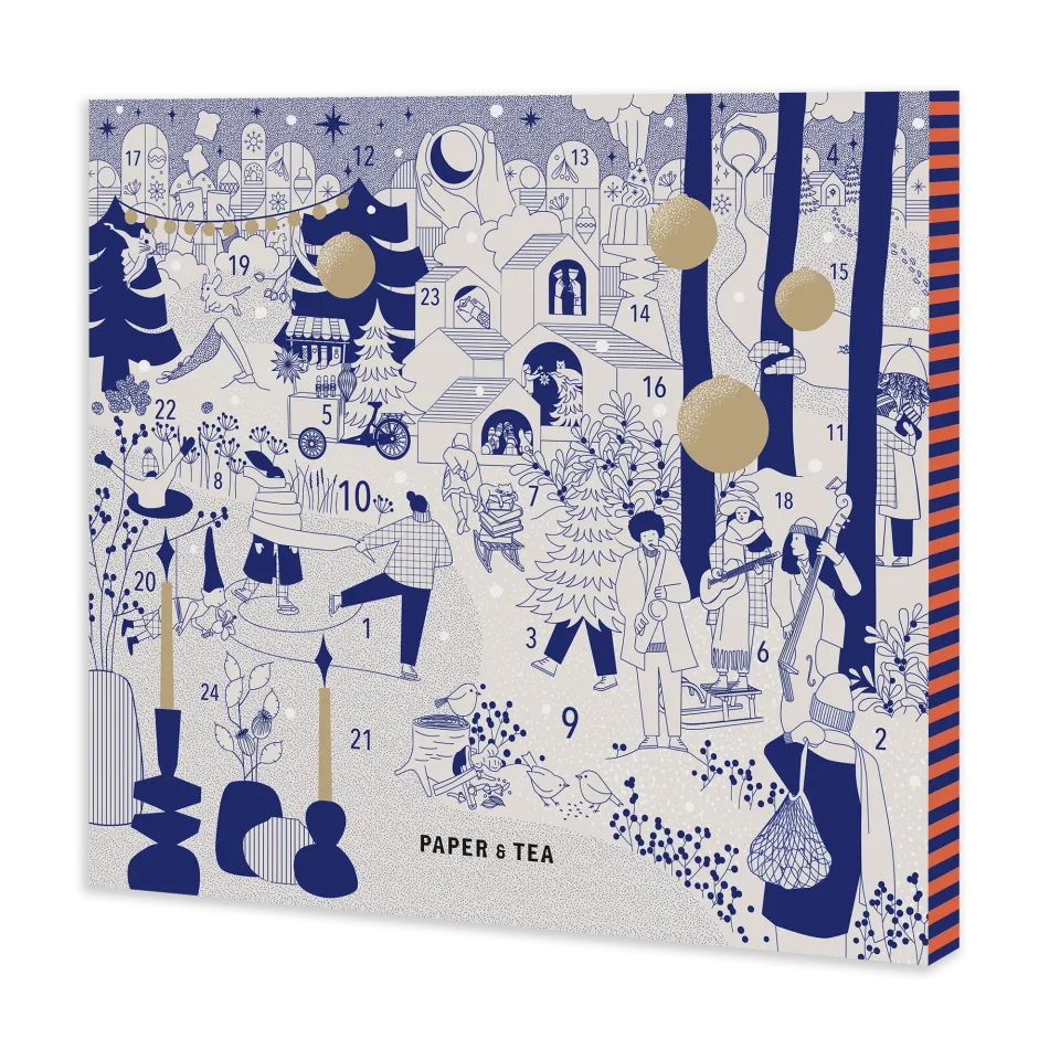 Dekorativer Adventskalender mit blauen und weißen Wintermotiven, 24 nummerierte Fenster, 'PAPER & TEA' Logo unten.