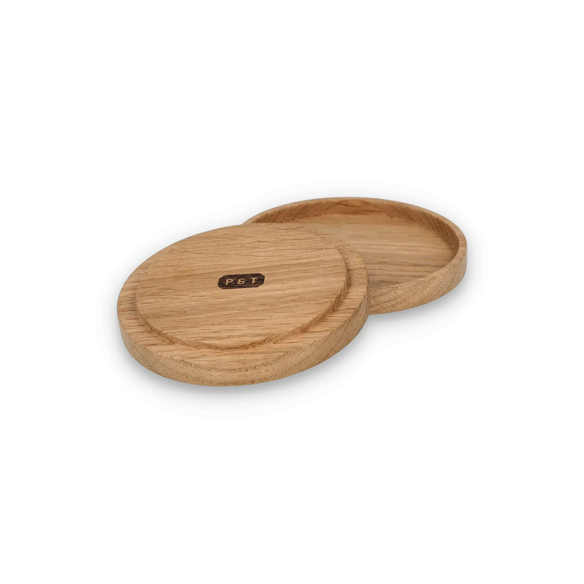 Zwei runde Holzbehälter mit natürlicher Maserung, einer offen, mit P & T-Label auf dem Deckel.
