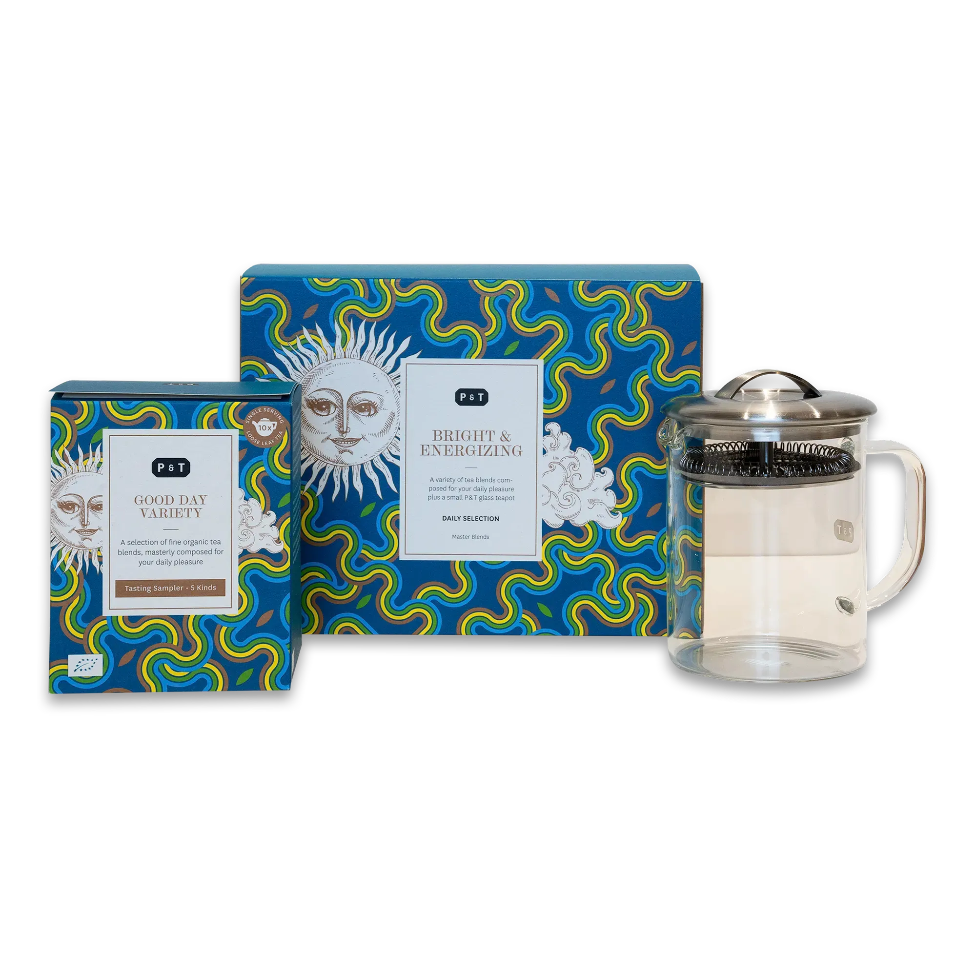 Zwei bunte P & T Teeboxen mit organischen Teemischungen neben einer Glasteekanne mit Silberdeckel.