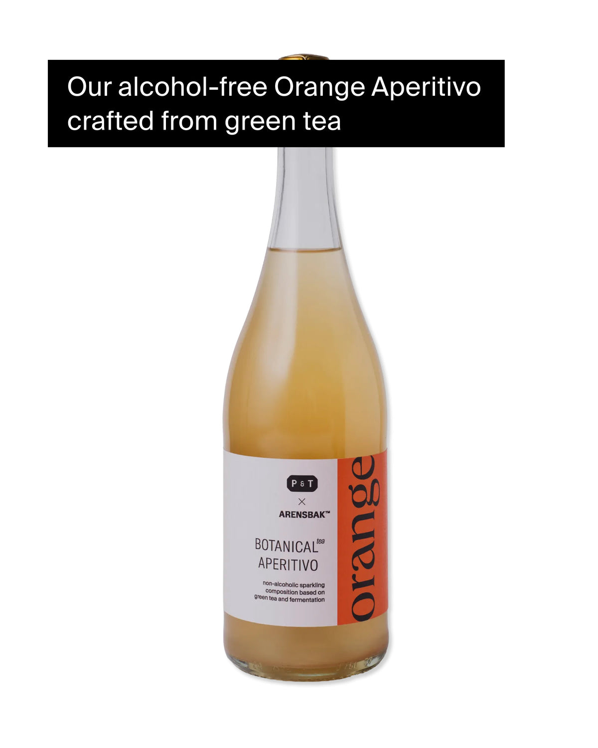 Klare Glasflasche mit alkoholfreiem Orangen-Aperitivo auf Grünteebasis von P&T, minimalistisches Etikett.
