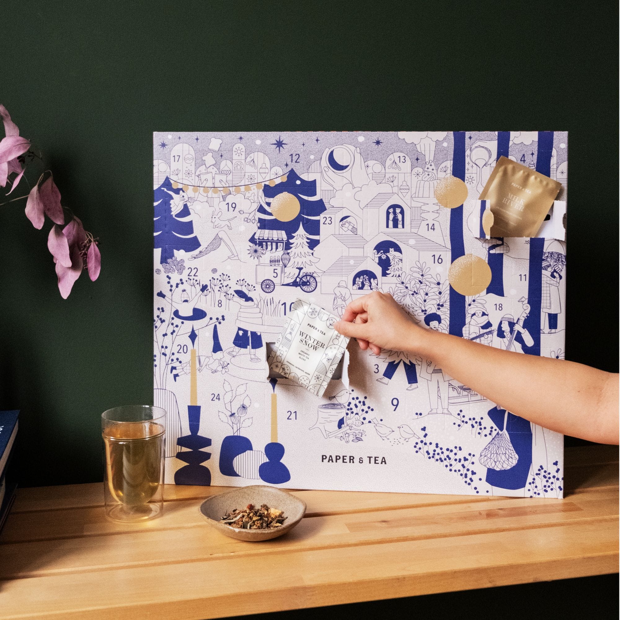 PAPER & TEA Adventskalender mit Winter Snow Bio-Weißtee-Mischung und Gloria-Blumen.