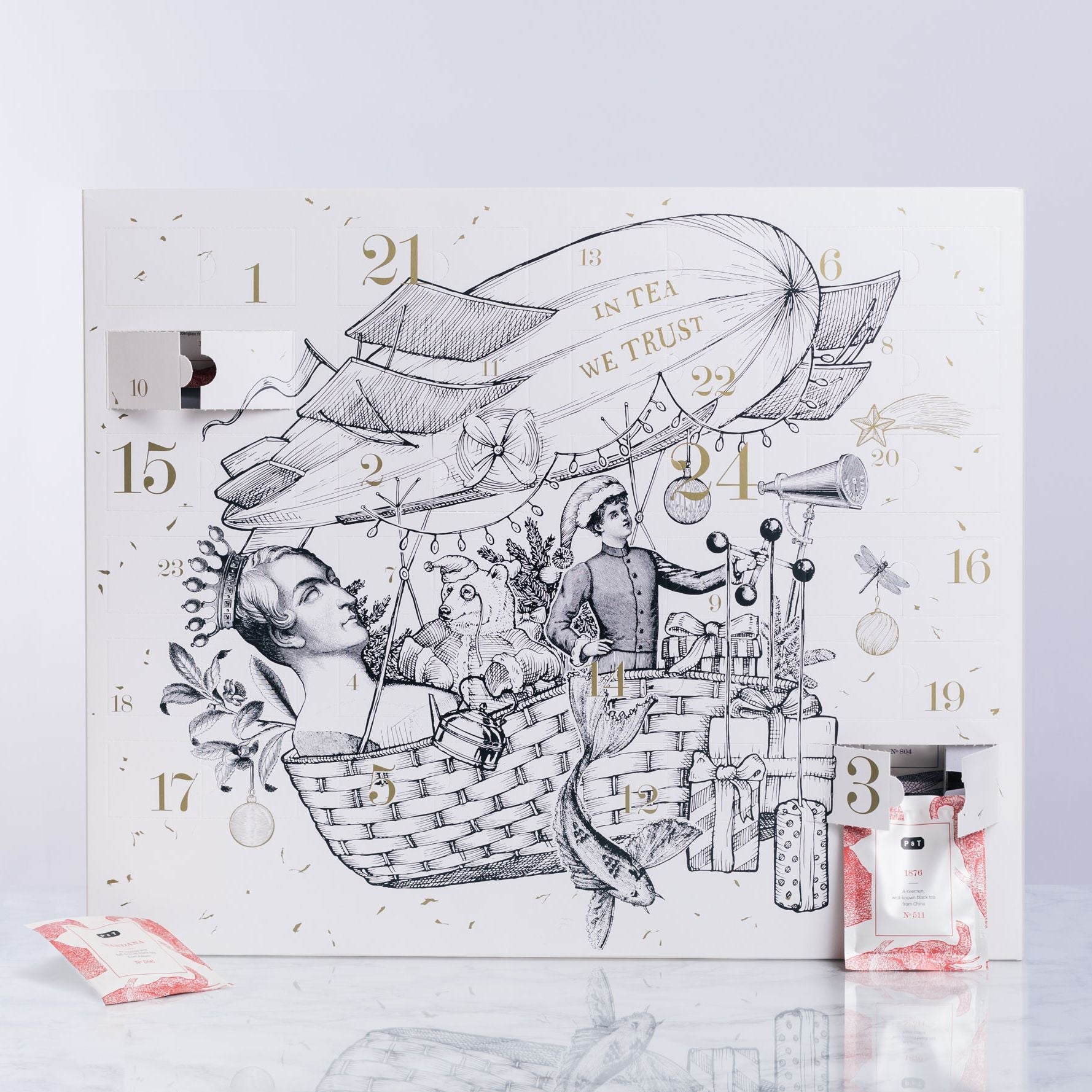 Adventskalender mit Vintage-Heißluftballon und goldenen Zahlen, offene Türen zeigen Teebeutel.