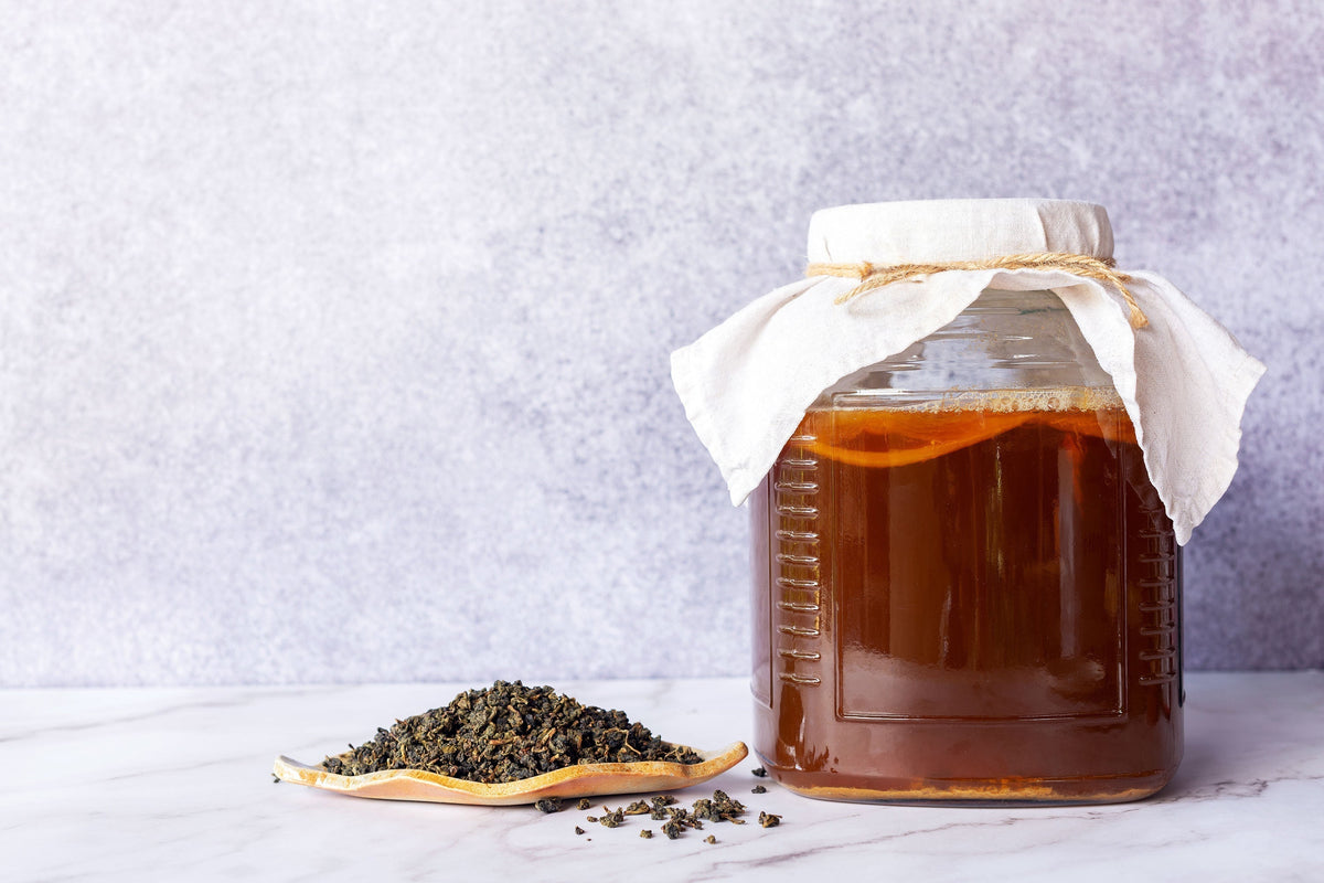 Loser Tee und Kombucha im Glas bei der Fermentation