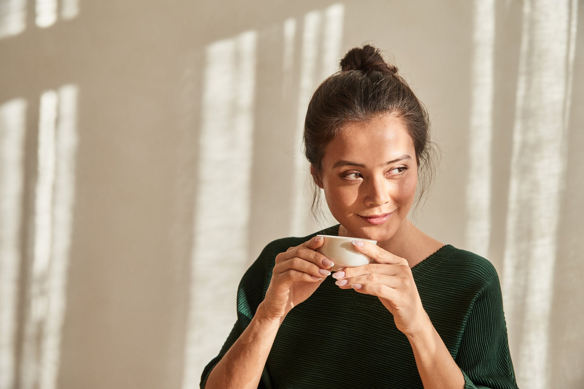Frau genießt Tasse Tee