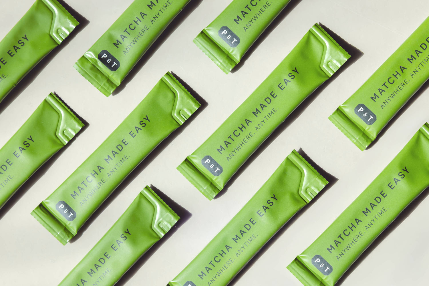 Grüne P&T Matcha Sticks mit Aufschrift ‚MATCHA MADE EASY‘ auf hellem Hintergrund