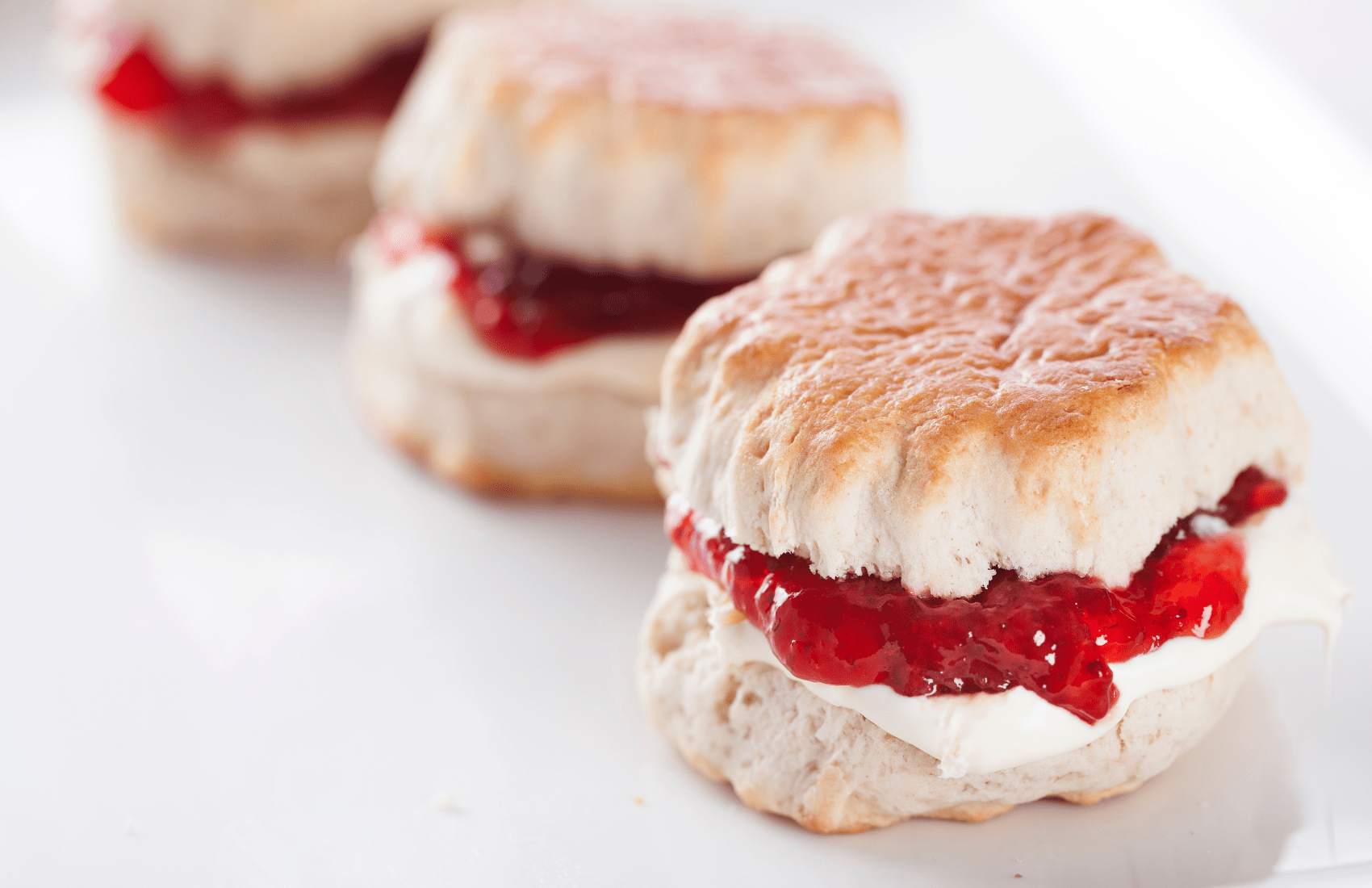 Leckere Scones auf einem hellem Tisch