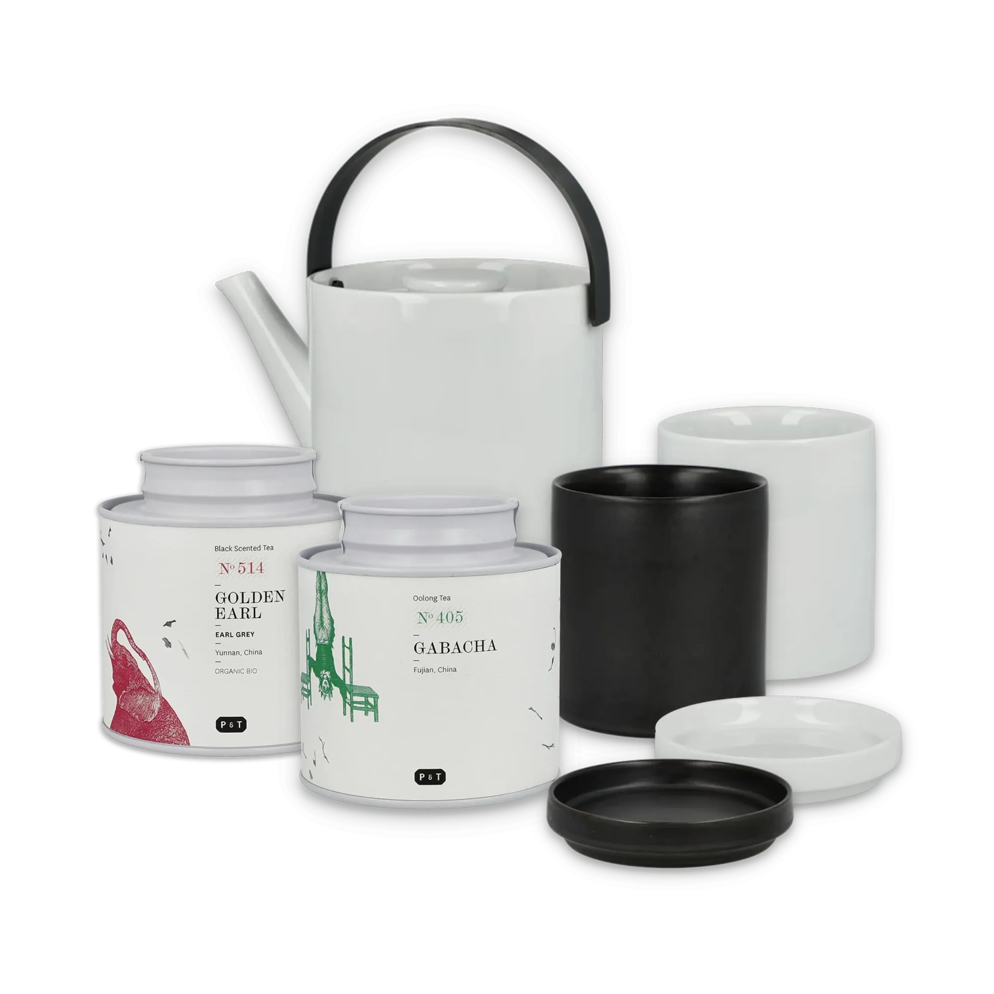 Zwei weiße Teedosen mit GOLDEN EARL und GABACHA Tee aus China, daneben weiße Teekanne und Tassen.