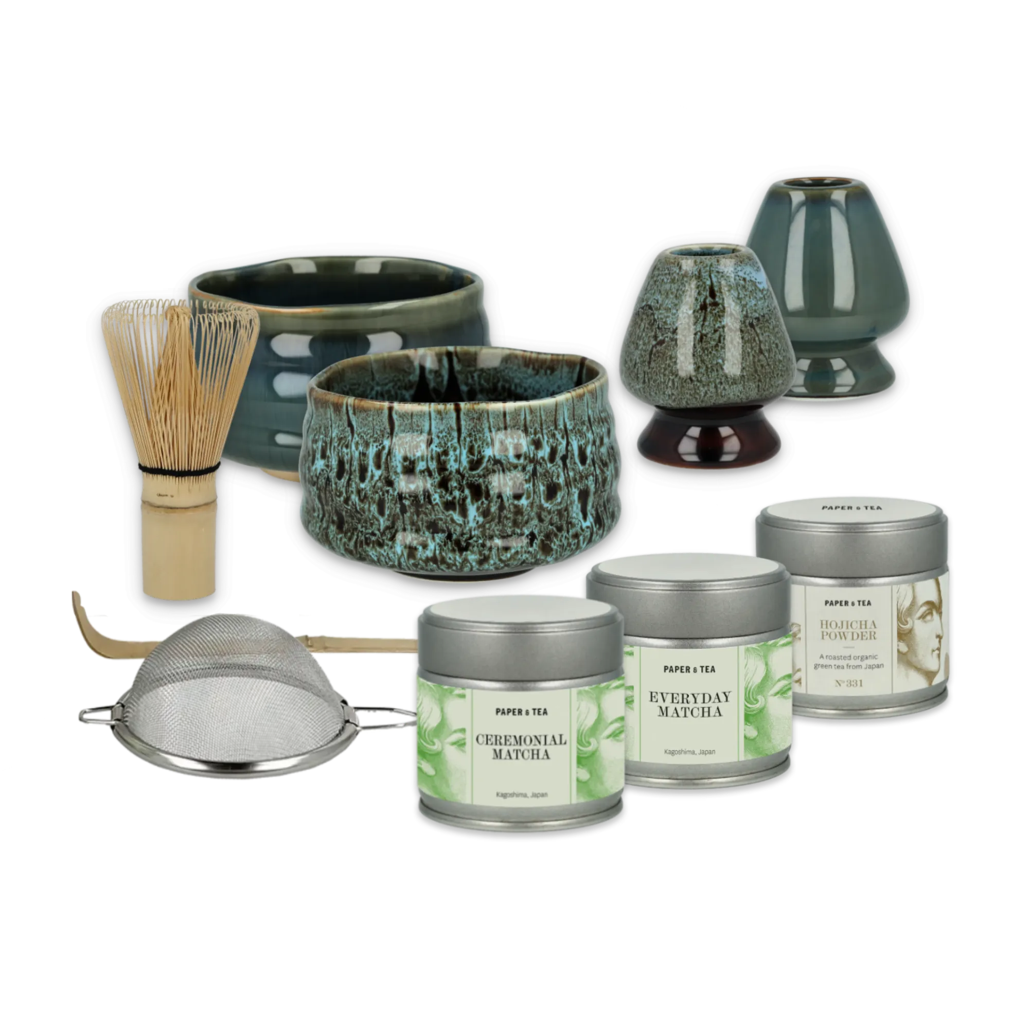 Drei Metalltuben mit PAPER & TEA Matcha- und Hojicha-Pulver aus Kagoshima, Japan, mit Keramikzubehör.