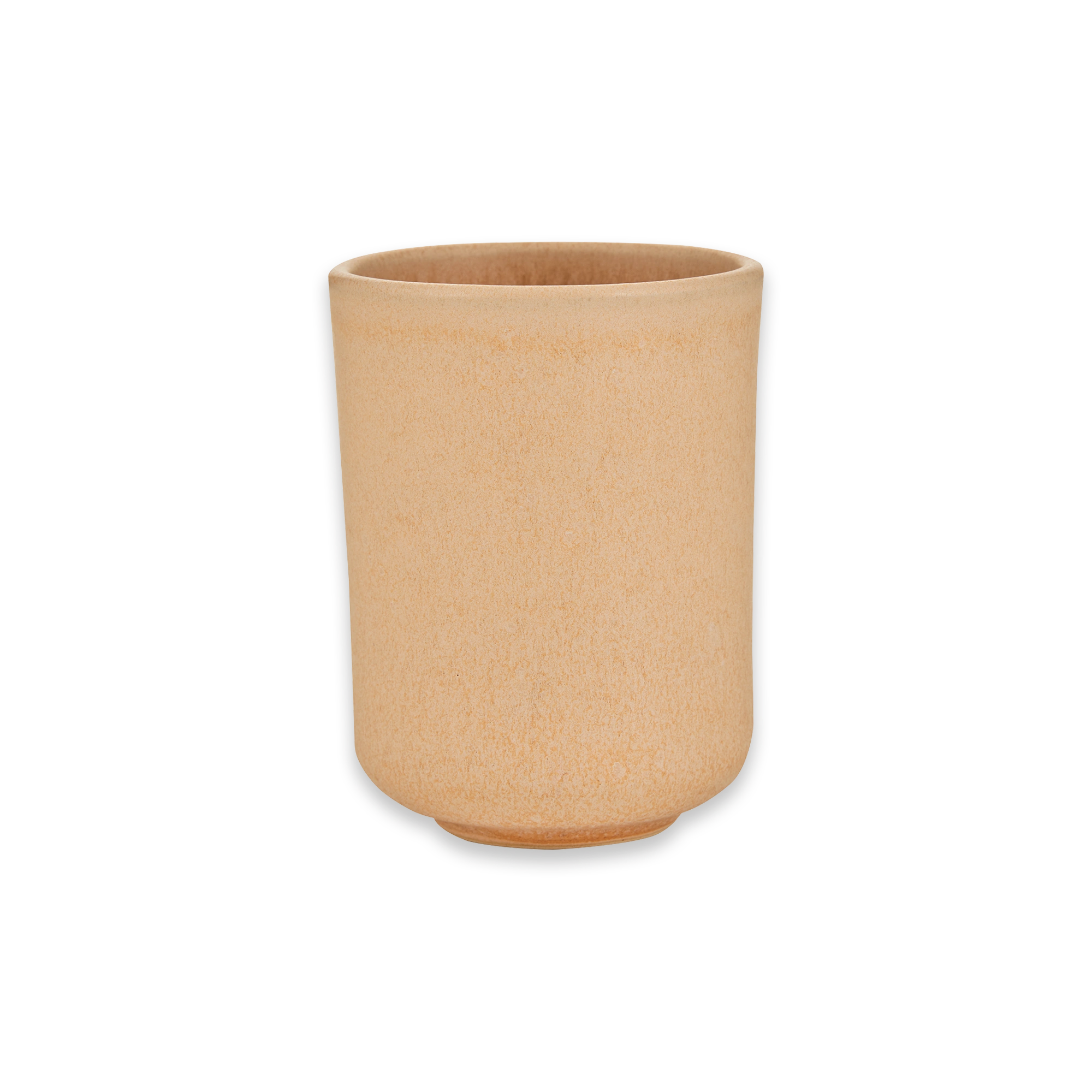 Beige Keramiktasse mit abgerundetem Rand vor schwarzem Hintergrund, minimalistisch-modern.