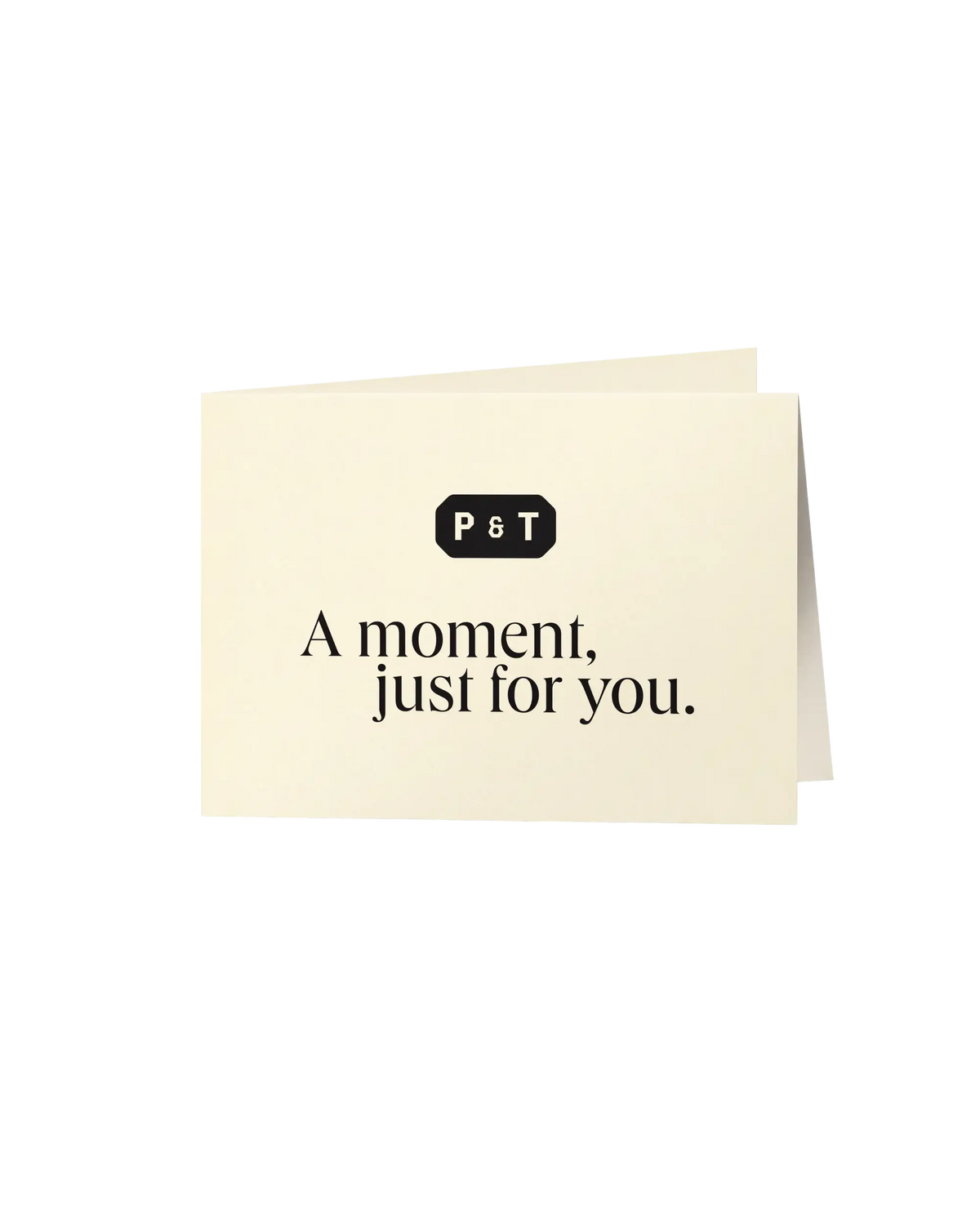 Cremefarbene Karte mit schwarzem P&T-Logo und 'A moment, just for you' auf elegantem Hintergrund.