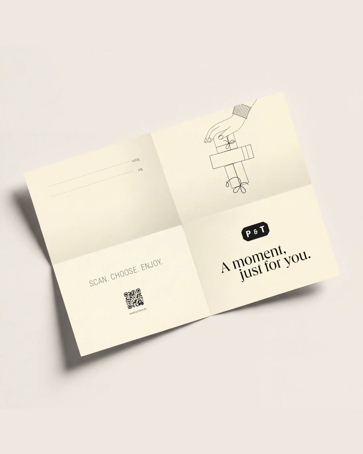 Cremefarbene Karte mit P&T-Logo, Geschenkzeichnung und QR-Code mit Text SCAN . CHOOSE . ENJOY.