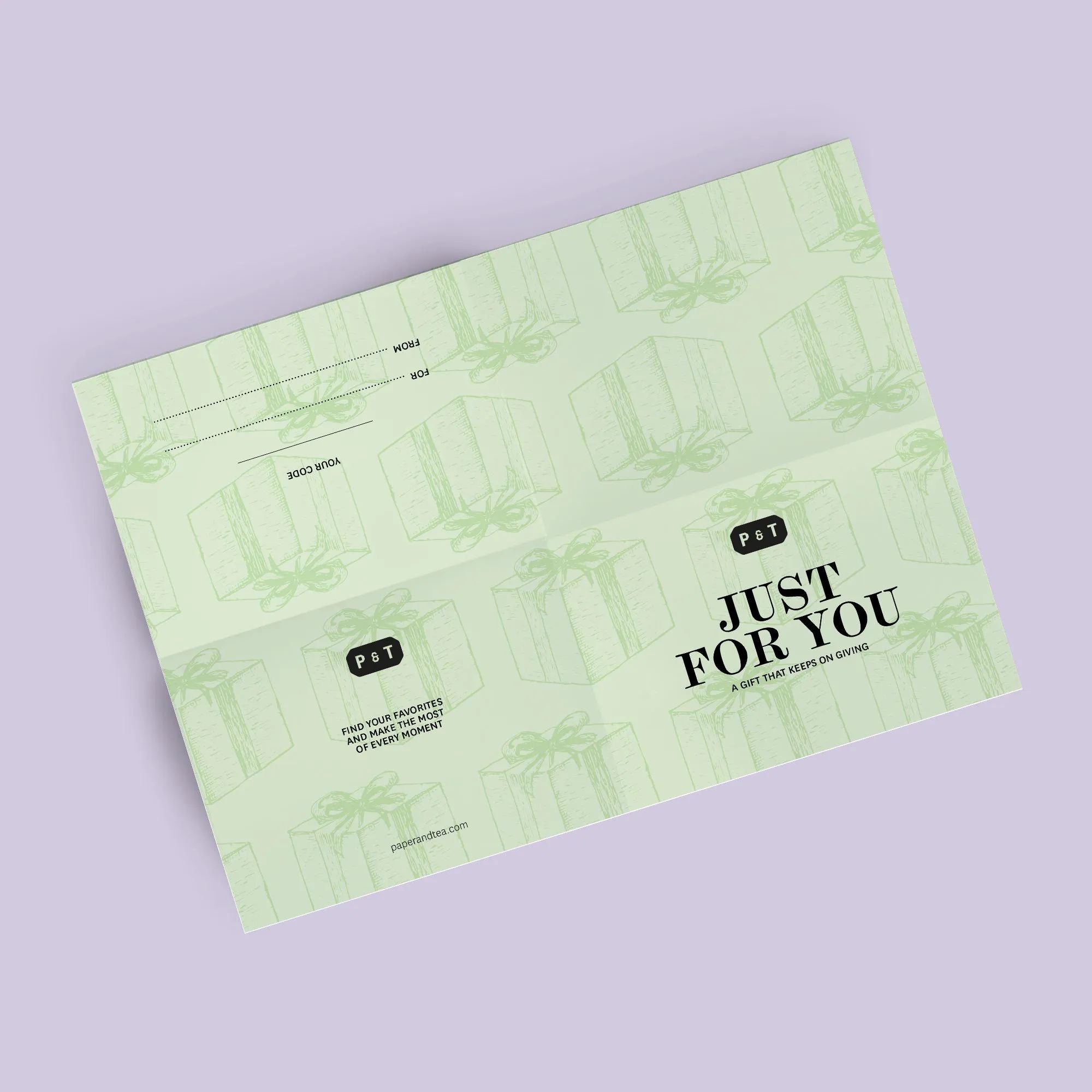 Hellgrüne P&T Geschenkkarte mit Muster und Botschaften für personalisierte Momente auf lilafarbenem Untergrund