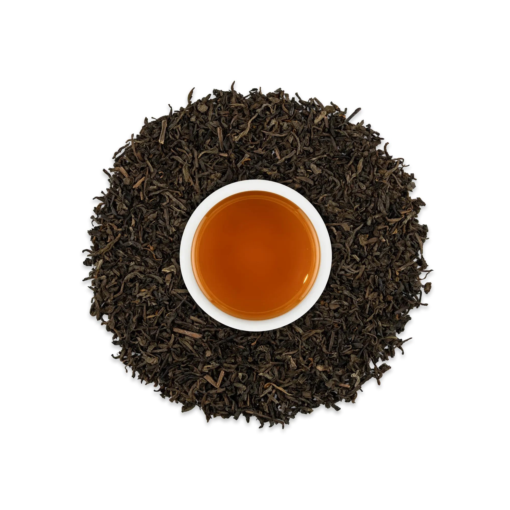 Weiße Keramiktasse mit bernsteinfarbenem Tee, umgeben von losen schwarzen Teeblättern auf schwarzem Hintergrund.