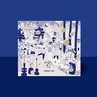 Quadratischer Moomin Adventskalender mit blauer Winterlandschaft und 24 Türchen von Paper & Tea.