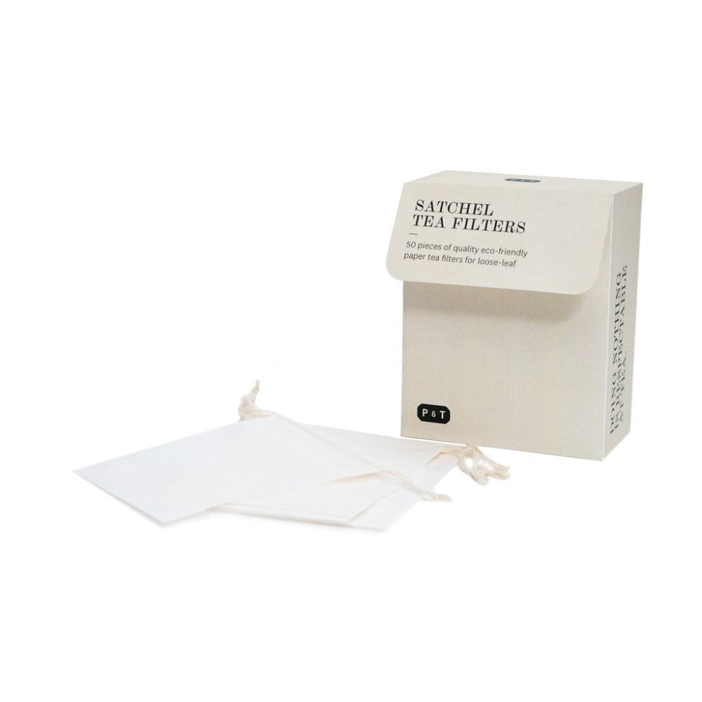 Beige Verpackung mit 'SATCHEL TEA FILTERS' und zwei weiße Stoff-Teefilter mit Kordel.